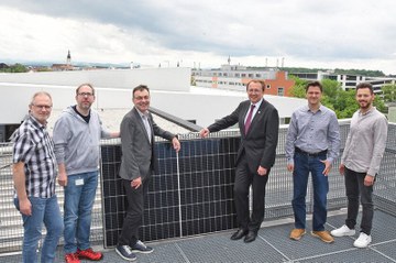 Franz Kern und Michael Gattringer, zuständig für die FH-Infrastruktur, sowie Geschäftsführer Johann Haag, Bürgermeister Matthias Stadler und Andreas Rummel sowie Goran Martinovic, ebenfalls von der FH-Infrastruktur, freuen sich schon auf die neue Anlage mit 500 kWp Leistung.